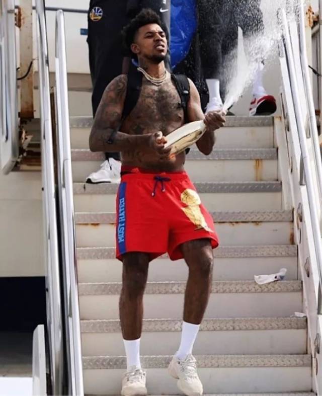 诺伊尔：第三球我知道出击会冒很大风险，当时想提前化解危险（诺伊尔谈第三球：明知出击风险极大，只想提前化解险情）