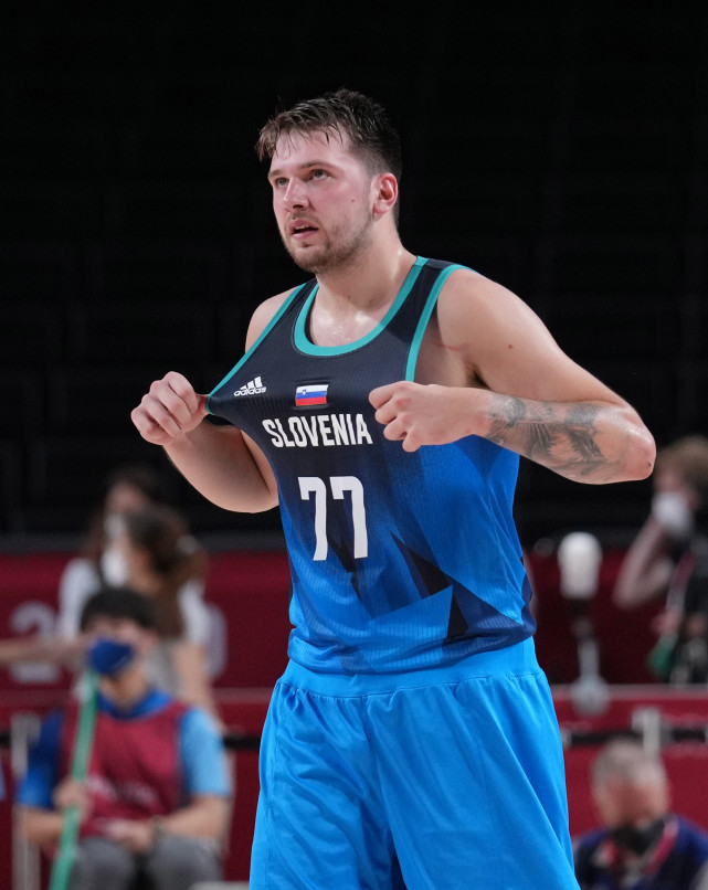 NBA战报：约基奇26分9板10助，掘金130-112轻取太阳（约基奇26分9篮板10助攻，掘金130-112大胜太阳）