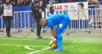 英联杯半场：谢尔基世界波，鲍伯伤退，曼城1-0布伦特福德（英联杯半场战报：谢尔基轰世界波，鲍伯伤退，曼城暂1-0领先布伦特福德）