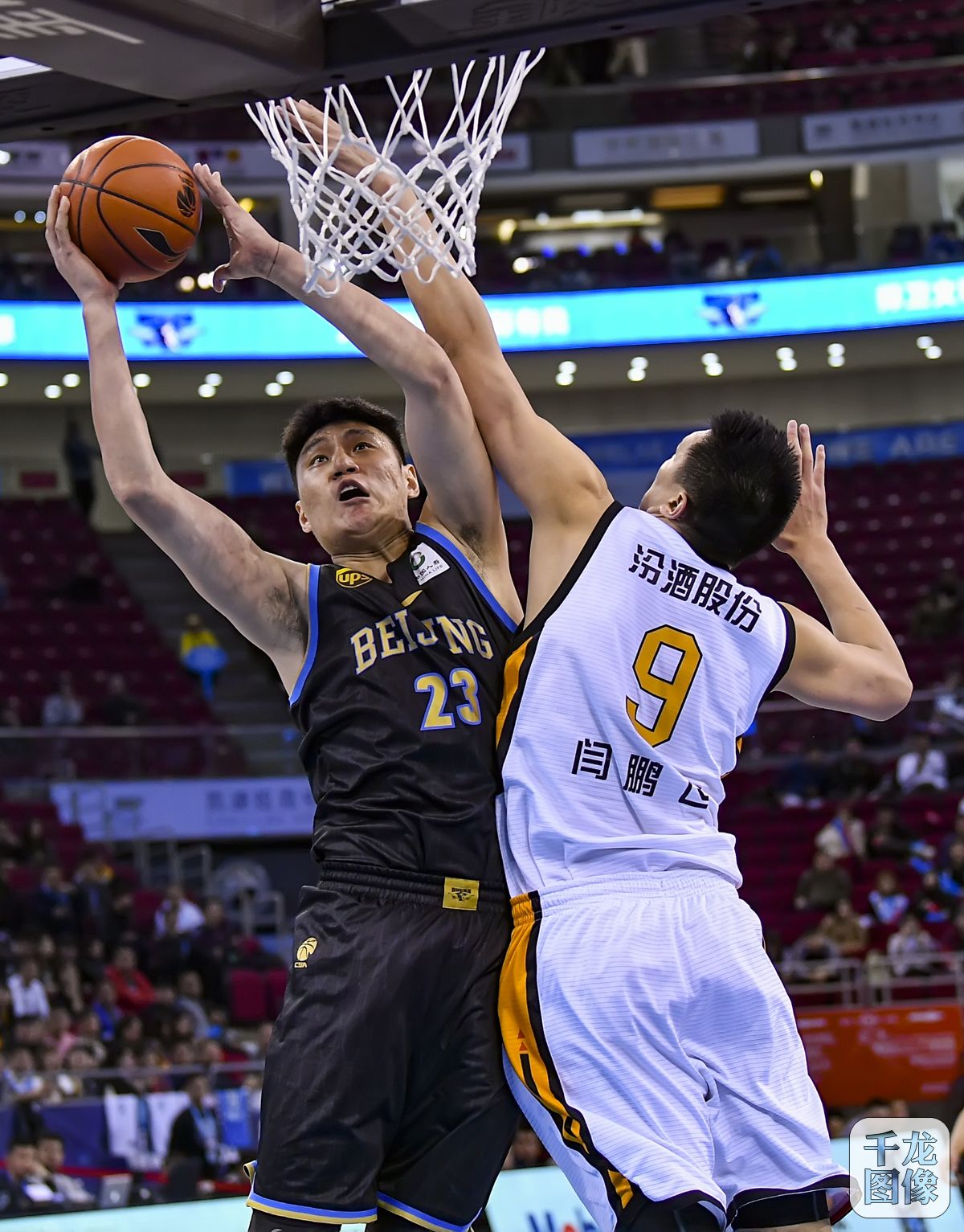 CBA俱乐部杯-北京首钢下半场哑火 青岛狂胜31分（CBA俱乐部杯：北京首钢下半场低迷，青岛31分大胜）