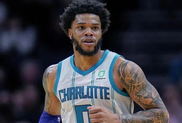 记者：谢维军在昨天的比赛中肋骨又裂了（记者：谢维军在昨日比赛中肋骨再次裂伤）