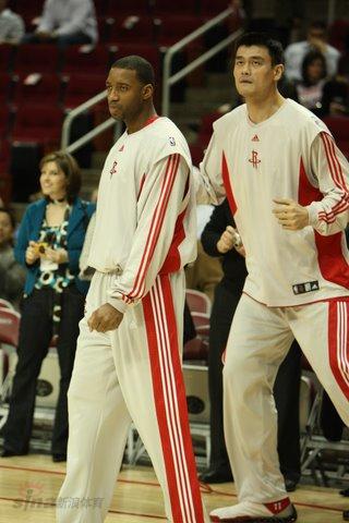 如何评价？CBA杯多人因地板贴纸滑倒引争议：希望引起重视（CBA杯地板贴纸致多名球员滑倒引发争议：亟待重视）