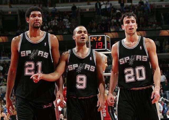 拉维亚开赛8分钟离场，球迷：他是我见过最易受伤的球员之一（拉维亚开场仅8分钟伤退，球迷无奈：堪称我见过最容易受伤的球员之一）