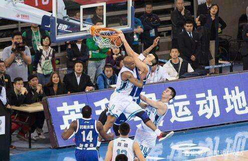 每体：巴萨有意左后卫索萨，想用桑托斯欠的290万欧锁定交易（每体：巴萨看中左后卫索萨，拟用桑托斯所欠290万欧锁定转会）