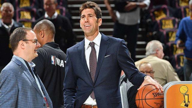 TA：奥赖利成功限制住了萨拉赫，他的防守表现远超多数边后卫（TA：奥赖利成功冻结萨拉赫，防守表现优于大多数边后卫）