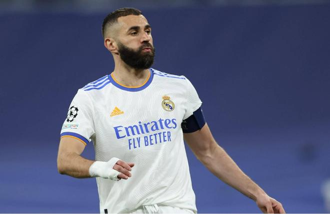 诺伊尔：没考虑重返德国队，希望活在当下和拜仁一起奋斗（诺伊尔：暂不考虑重返国家队，专注当下，与拜仁并肩奋战）