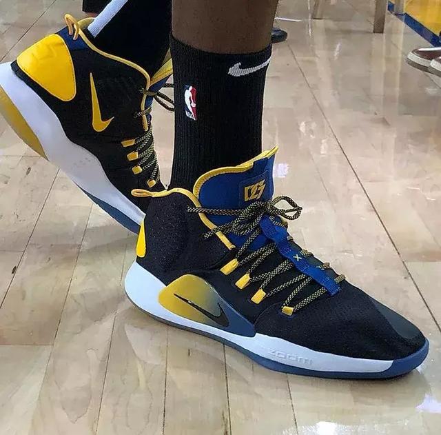 鲁尼：范尼曾因感受到将被我和C罗取代，沮丧到离开训练场（鲁尼回忆：范尼因担心被我与C罗取代，郁闷离开训练场）